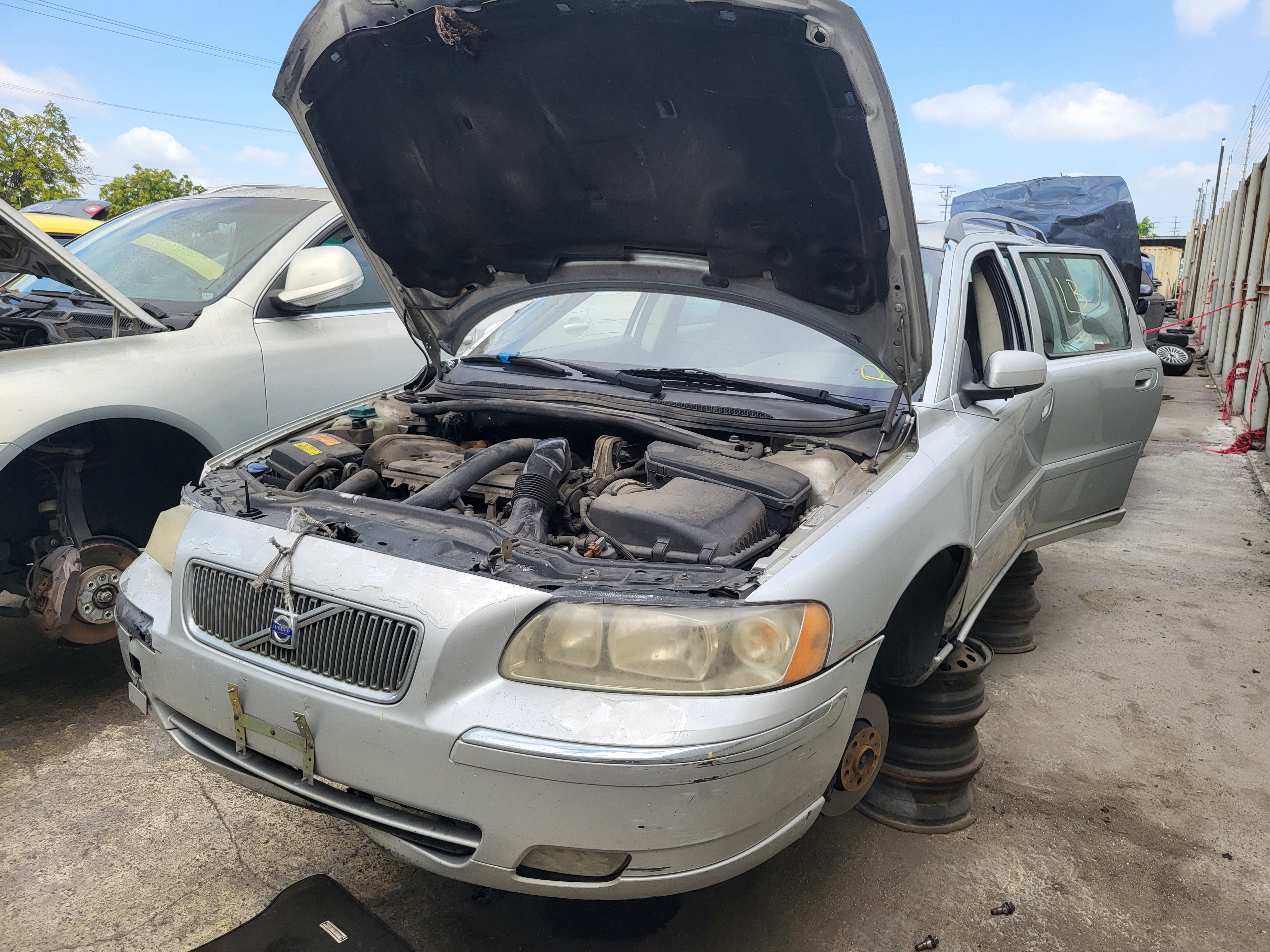2005 VOLVO V70
